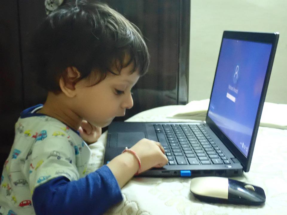 Detail Gambar Bayi Main Laptop Nomer 2