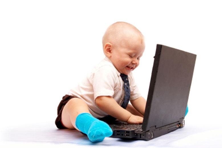 Detail Gambar Bayi Main Laptop Nomer 10