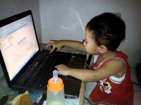 Detail Gambar Bayi Main Laptop Nomer 14