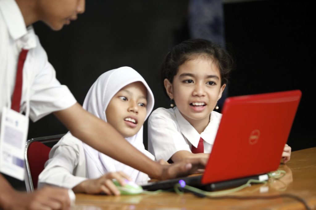 Detail Gambar Bayi Main Laptop Nomer 17