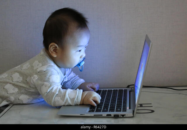 Detail Gambar Bayi Main Laptop Nomer 3