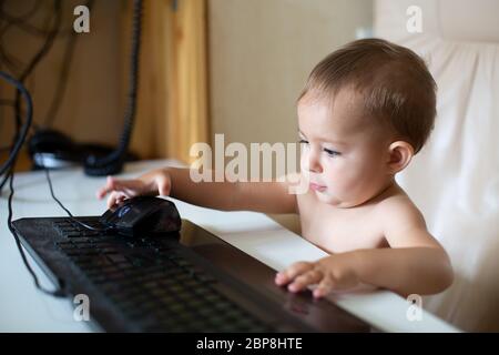 Detail Gambar Bayi Main Laptop Nomer 20