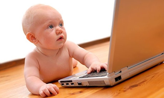 Detail Gambar Bayi Main Laptop Nomer 21