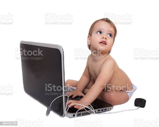 Detail Gambar Bayi Main Laptop Nomer 22