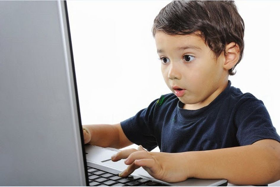 Detail Gambar Bayi Main Laptop Nomer 24