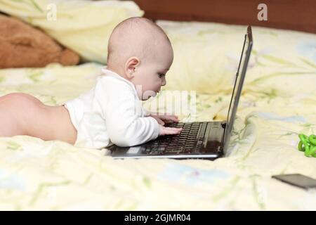 Detail Gambar Bayi Main Laptop Nomer 4