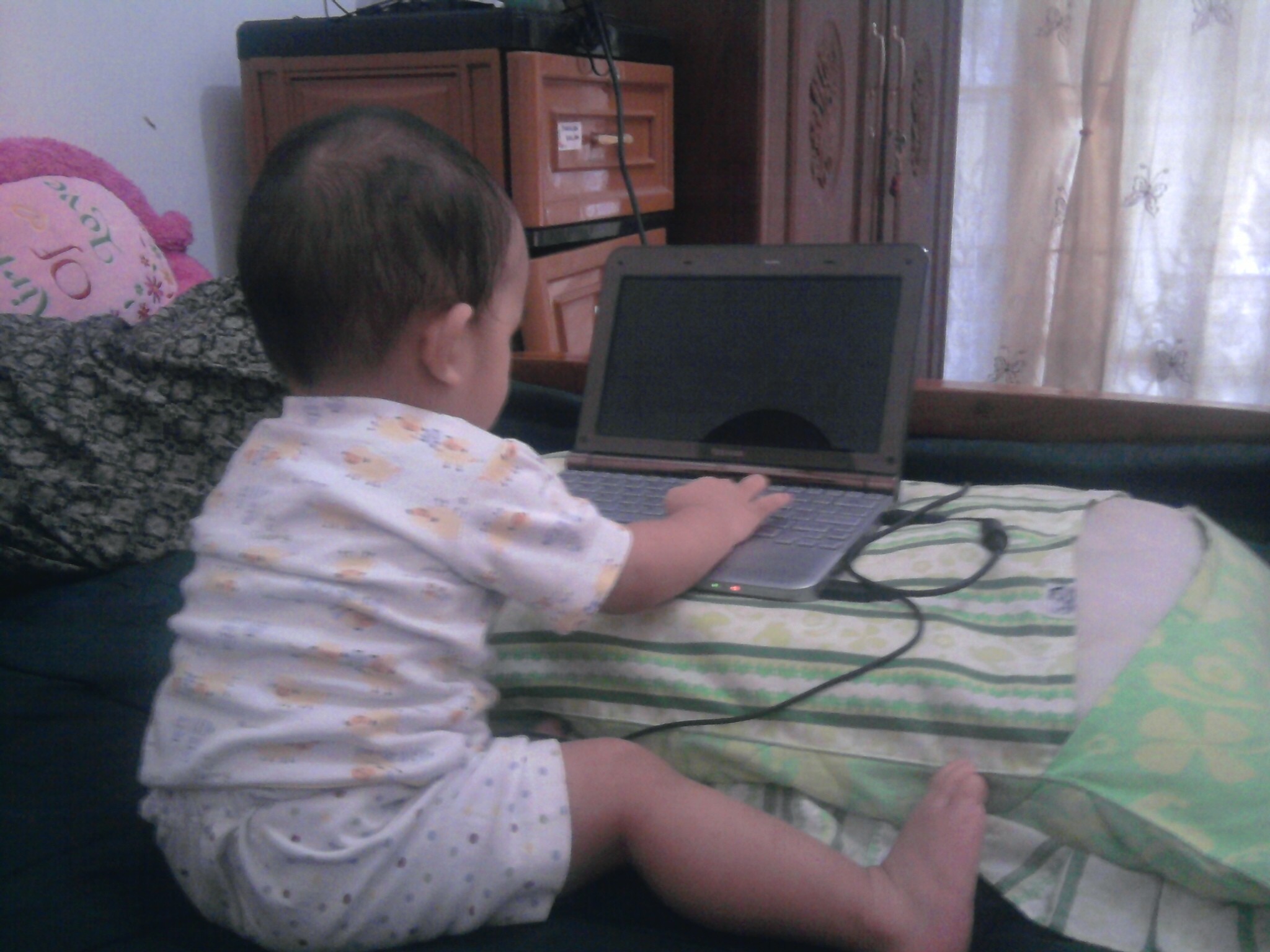 Detail Gambar Bayi Main Laptop Nomer 28