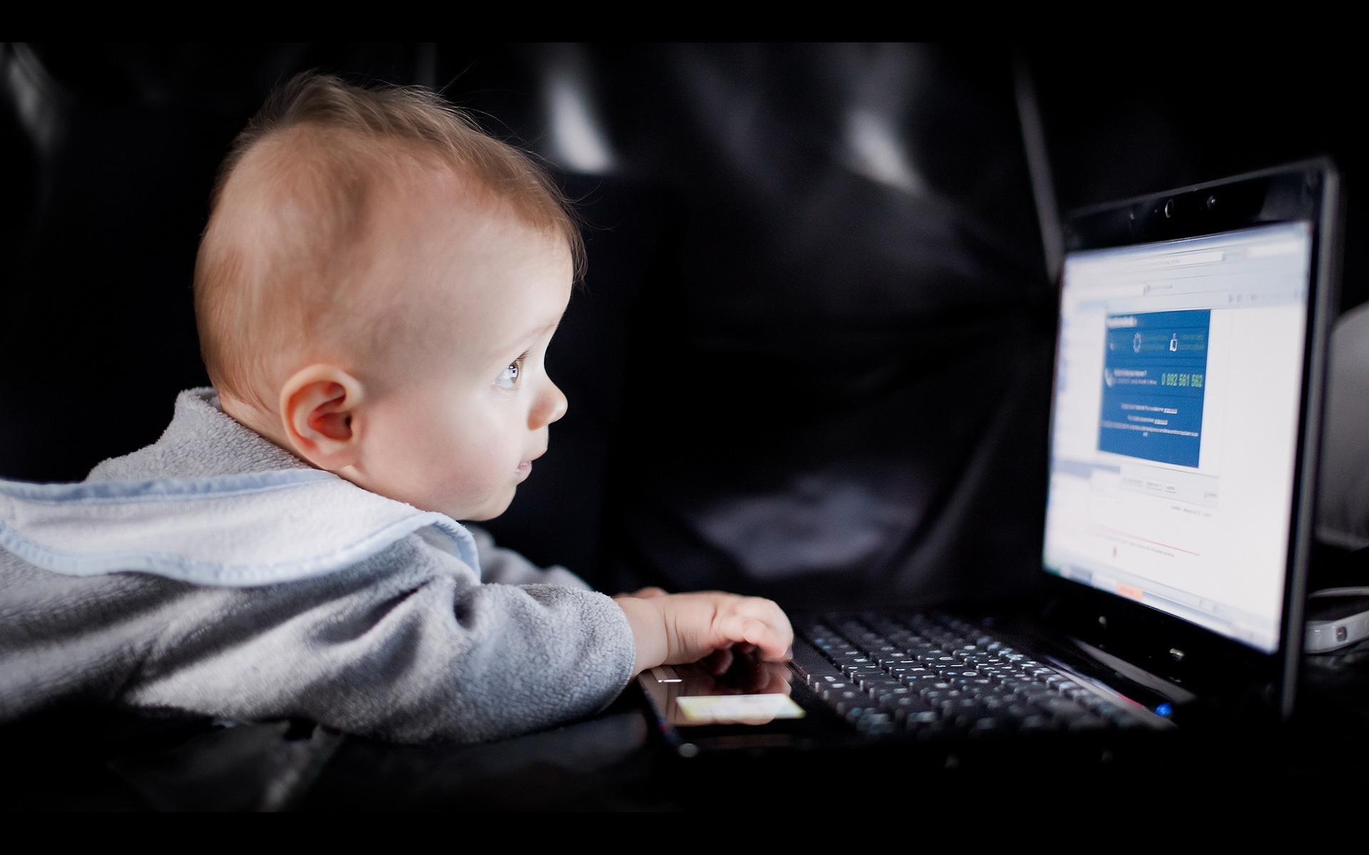 Detail Gambar Bayi Main Laptop Nomer 32