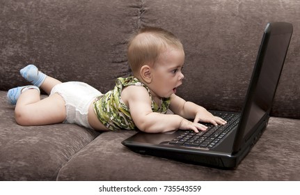 Detail Gambar Bayi Main Laptop Nomer 34