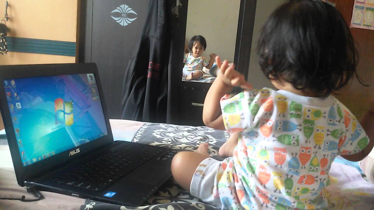 Detail Gambar Bayi Main Laptop Nomer 35