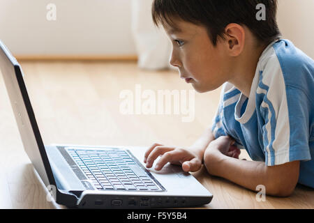 Detail Gambar Bayi Main Laptop Nomer 41