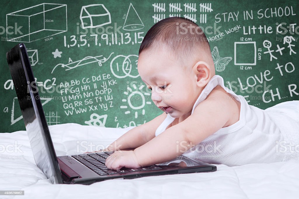 Detail Gambar Bayi Main Laptop Nomer 42