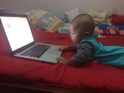 Detail Gambar Bayi Main Laptop Nomer 46