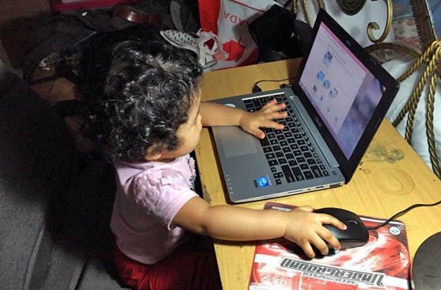 Detail Gambar Bayi Main Laptop Nomer 51