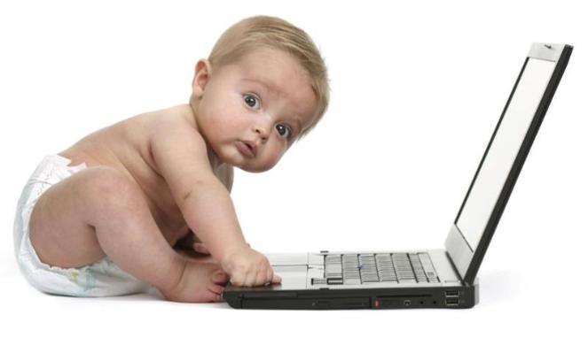 Detail Gambar Bayi Main Laptop Nomer 9