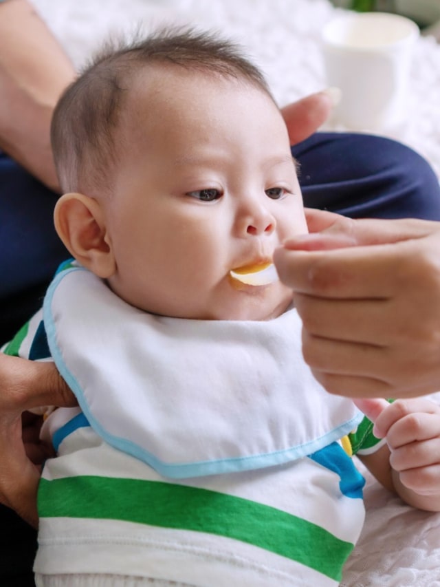 Detail Gambar Bayi Makan Nomer 36