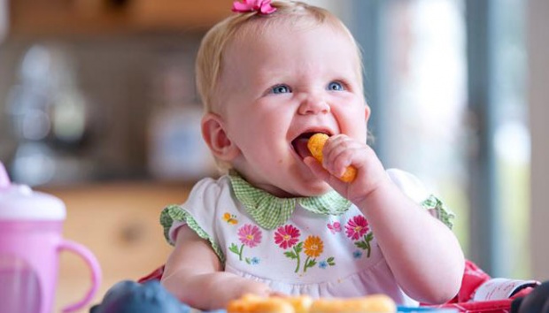 Detail Gambar Bayi Makan Sendiri Nomer 11