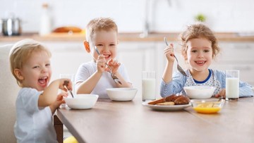 Detail Gambar Bayi Makan Sendiri Nomer 21