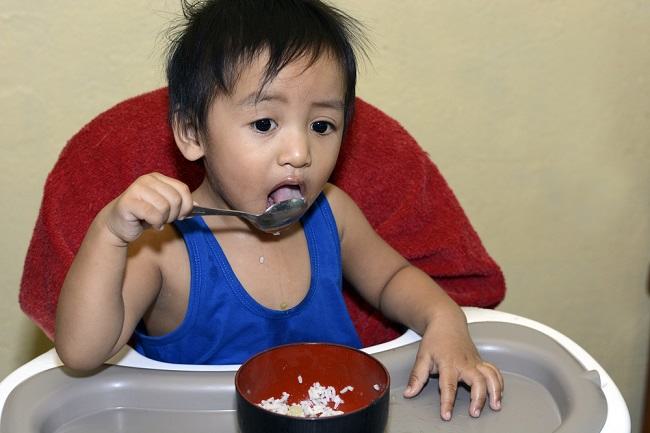 Detail Gambar Bayi Makan Sendiri Nomer 5