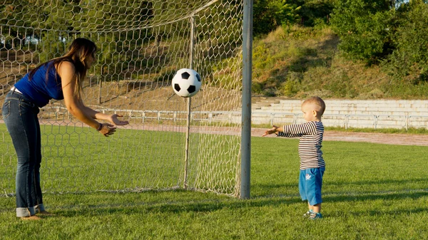 Detail Gambar Bayi Melempar Bola Nomer 30