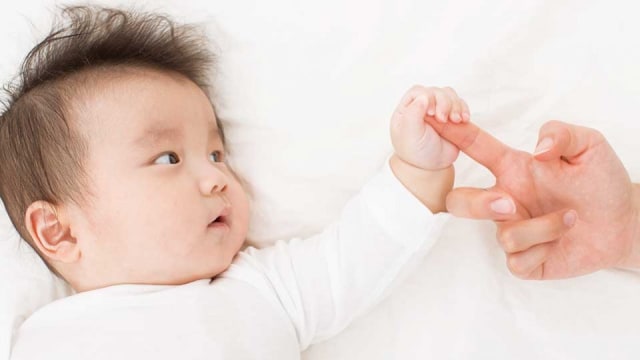 Detail Gambar Bayi Mengepalkan Tangan Nomer 25