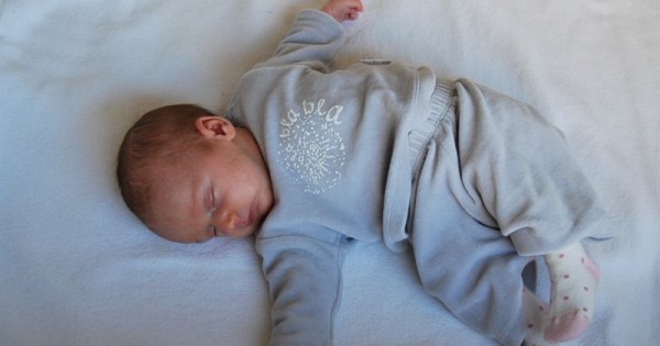 Detail Gambar Bayi Tidur Kasur Nomer 20