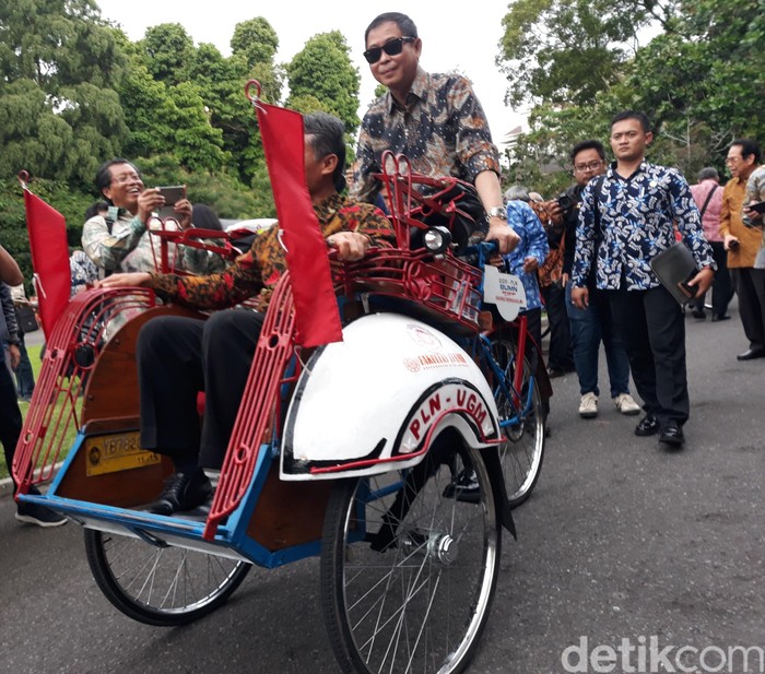 Detail Gambar Becak Hitam Putih Nomer 35