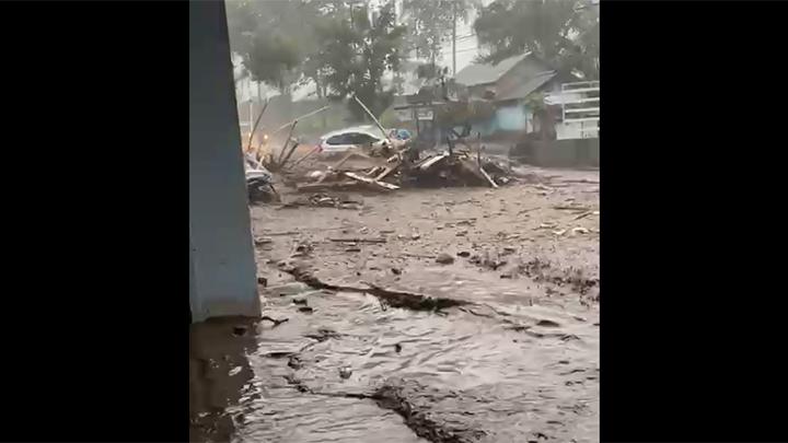 Detail Gambar Bencana Alam Hujan Batu Nomer 10