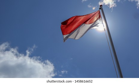 Detail Gambar Bendera Berkibar Indonesia Nomer 2