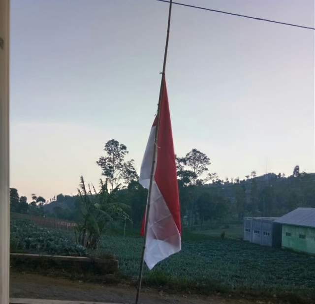 Detail Gambar Bendera Setengah Tiang Nomer 39