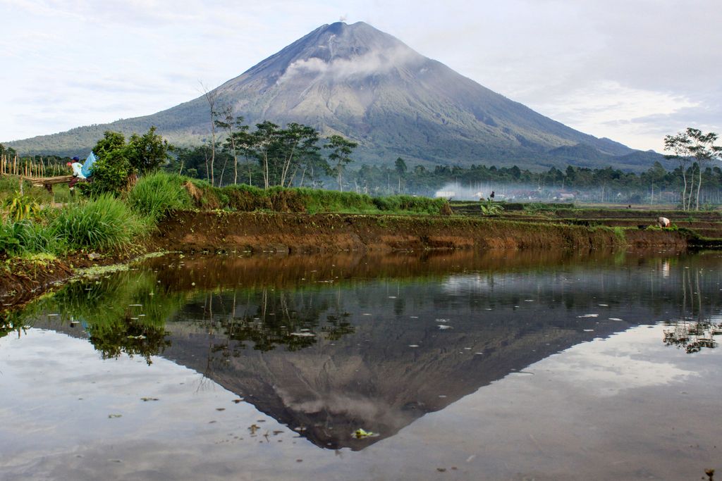 Detail Gambar Bentuk Gunung Api Maar Nomer 40