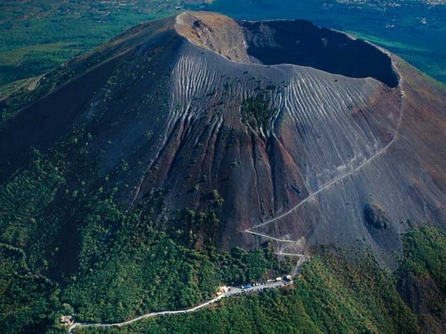 Detail Gambar Bentuk Gunung Api Maar Nomer 42