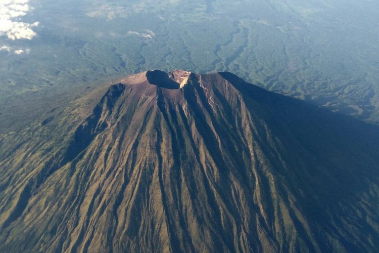 Detail Gambar Bentuk Gunung Api Maar Nomer 7