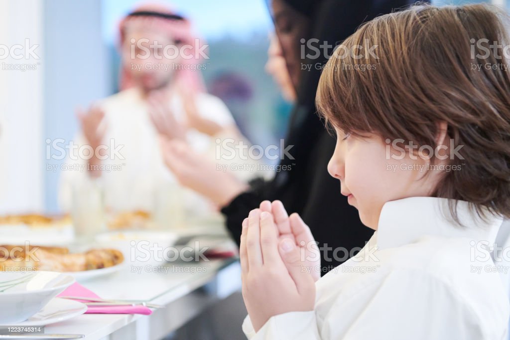 Detail Gambar Berdoa Bersama Keluarga Nomer 18