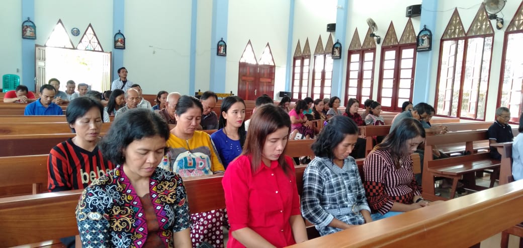 Detail Gambar Berdoa Di Gereja Nomer 6