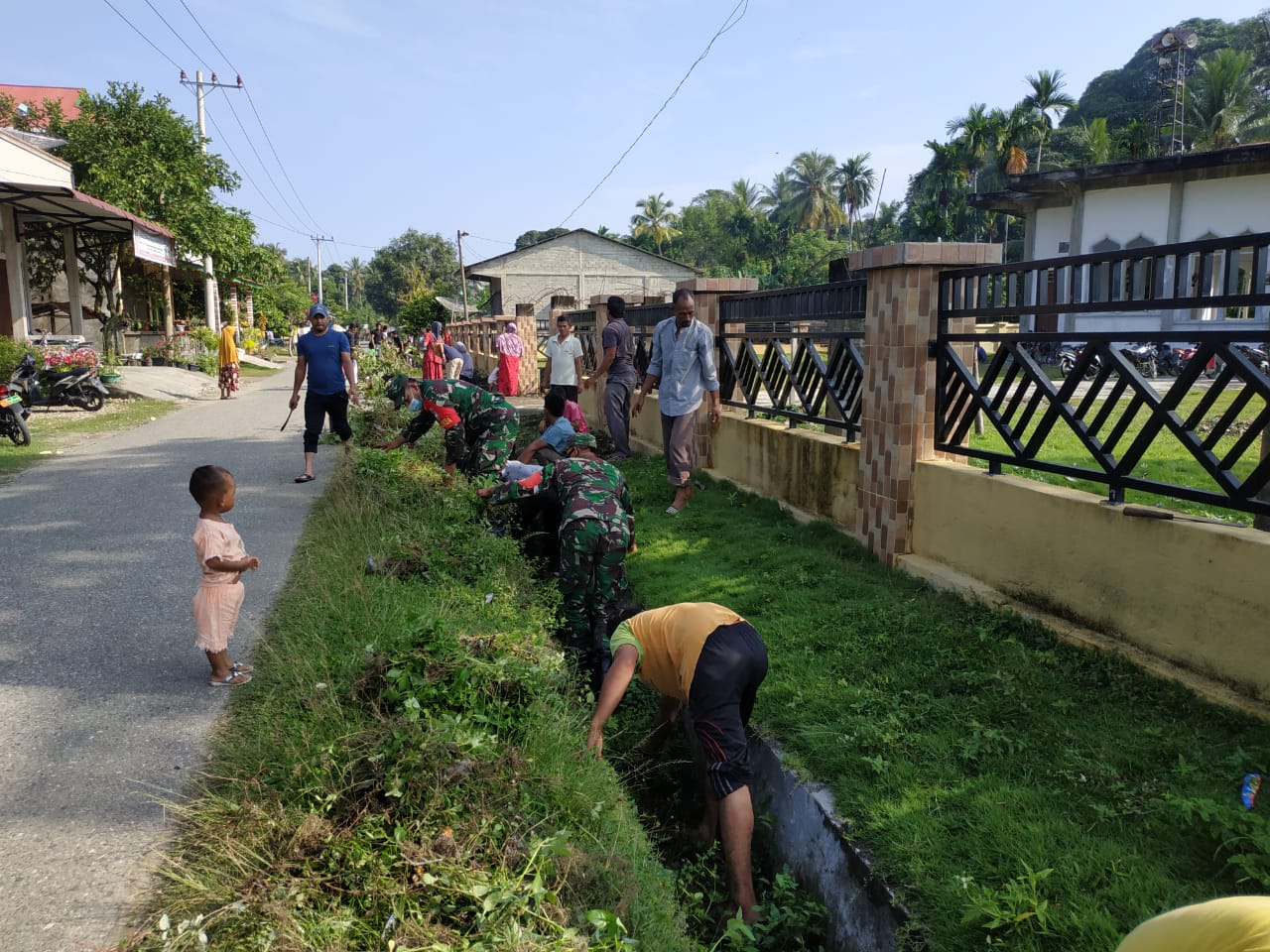 Detail Gambar Bergotong Royong Di Lingkungan Masyarakat Nomer 21