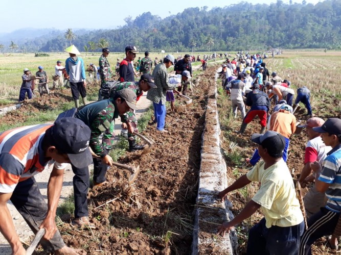 Detail Gambar Bergotong Royong Di Lingkungan Masyarakat Nomer 41