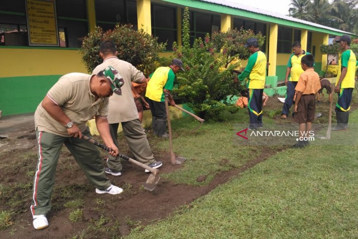 Detail Gambar Bergotong Royong Di Sekolah Nomer 22