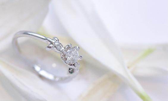 Detail Cincin Emas Putih Elegan Nomer 14