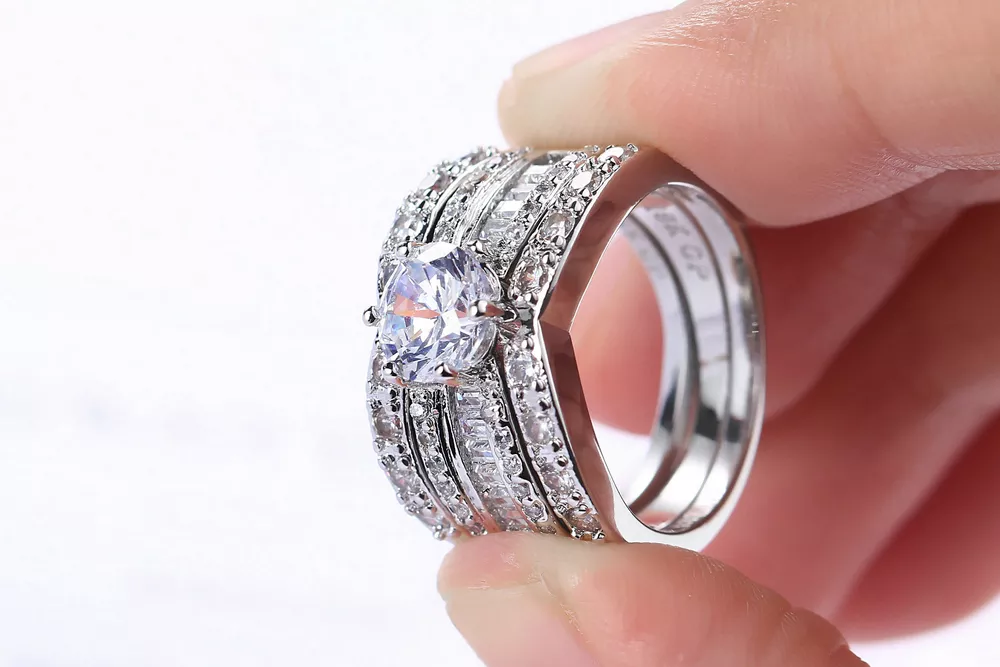 Detail Cincin Emas Putih Elegan Nomer 54