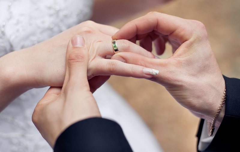 Detail Cincin Nikah Di Tangan Nomer 2