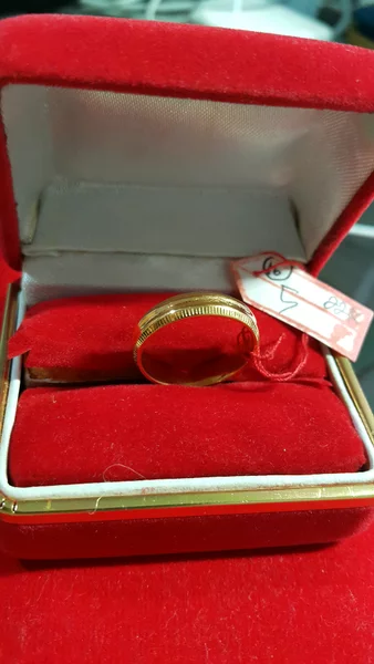 Detail Cincin Tunangan Dan Kotaknya Nomer 55