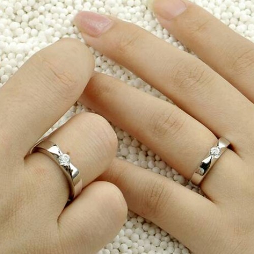 Detail Cincin Tunangan Emas Putih Di Jari Nomer 14