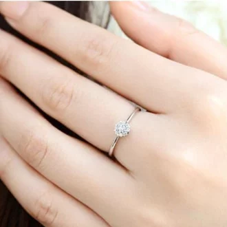 Detail Cincin Tunangan Emas Putih Di Jari Nomer 44