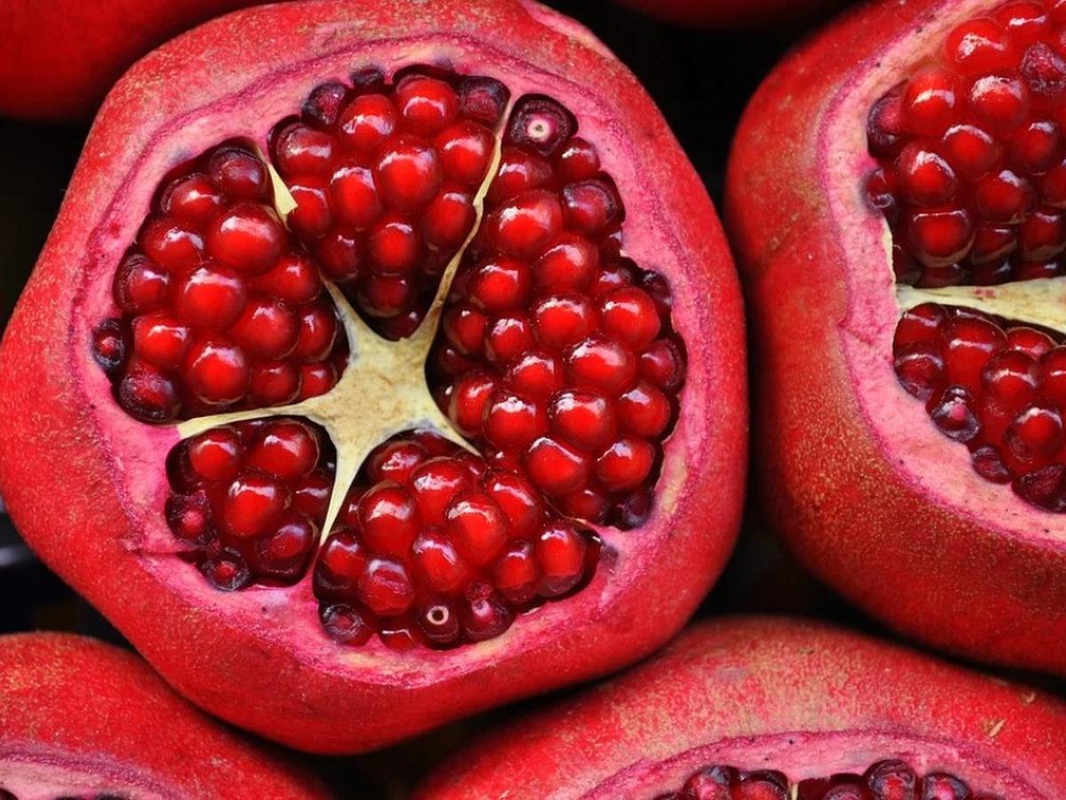 Detail Gambar Buah Delima Merah Nomer 27