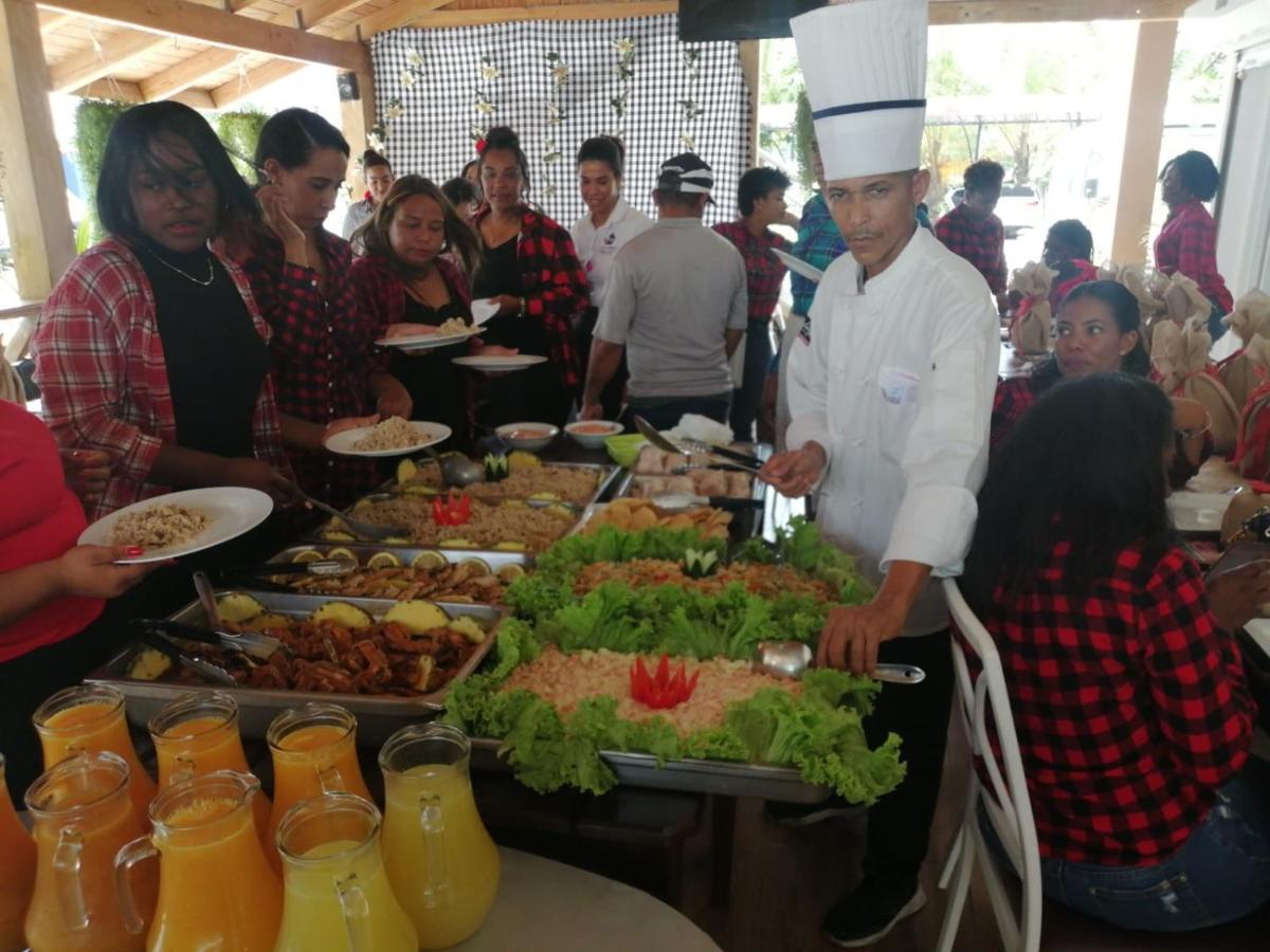 Detail Gambar Buah Potong Di Meja Makanan Pagi Di Hotel Nomer 32