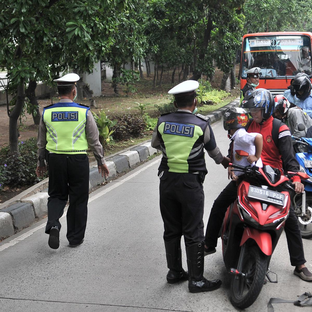 Detail Gambar Buang Sampah Sembarangan Gambar Melanggar Rambu Lalu Lintas Nomer 10