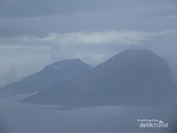 Detail Gambar Bukit Desertai Kabut Keren Nomer 13