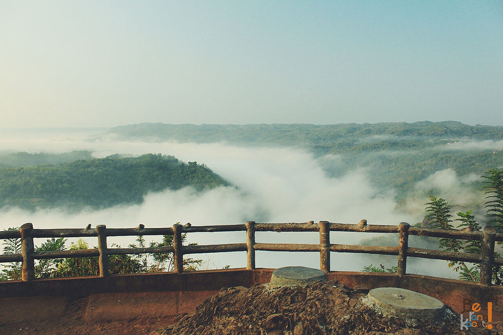 Detail Gambar Bukit Desertai Kabut Keren Nomer 25