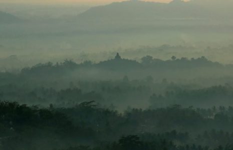 Detail Gambar Bukit Desertai Kabut Keren Nomer 53